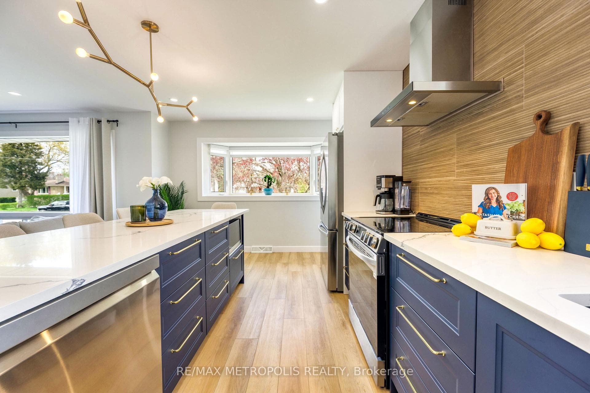 711 Michigan Avenue, Point Edward, ON N7V 1G9, Point Edward, ON — photo 9 of 46