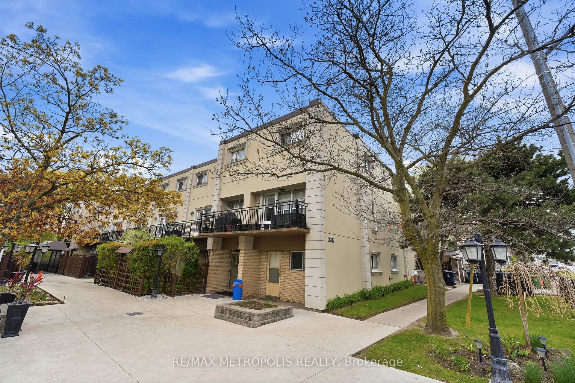 5877 Bathurst Street 205, Toronto C07, ON M2R 1Y7, Toronto C07, ON