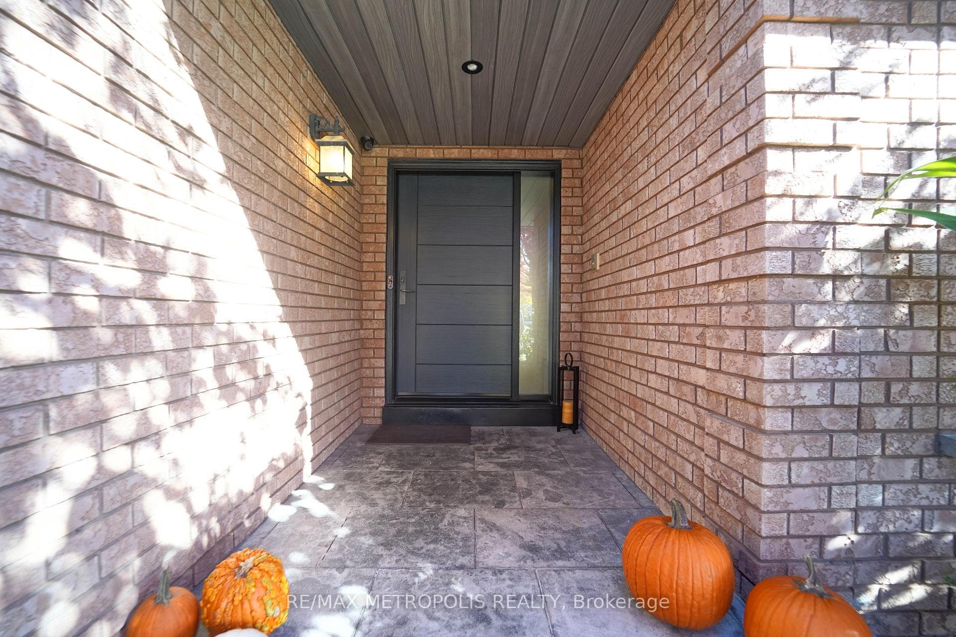 4392 Grassland Crescent, Mississauga, ON L5V 1E2, Mississauga, ON — photo 3 of 57