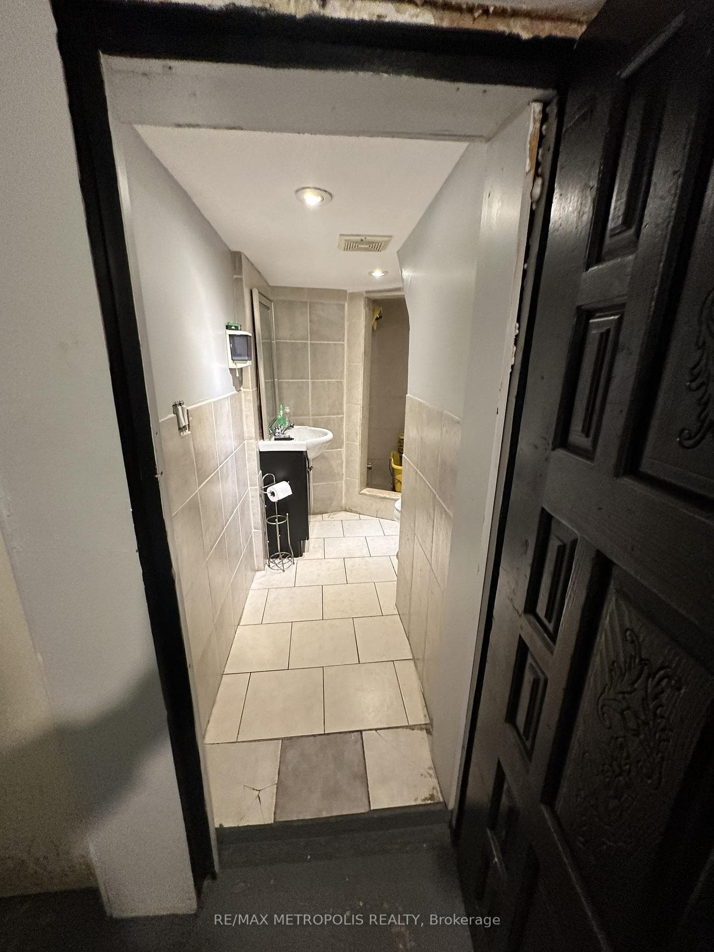 854 BATHURST Street, Toronto C02, ON M5R 3G3, Toronto C02, ON — photo 13 of 49