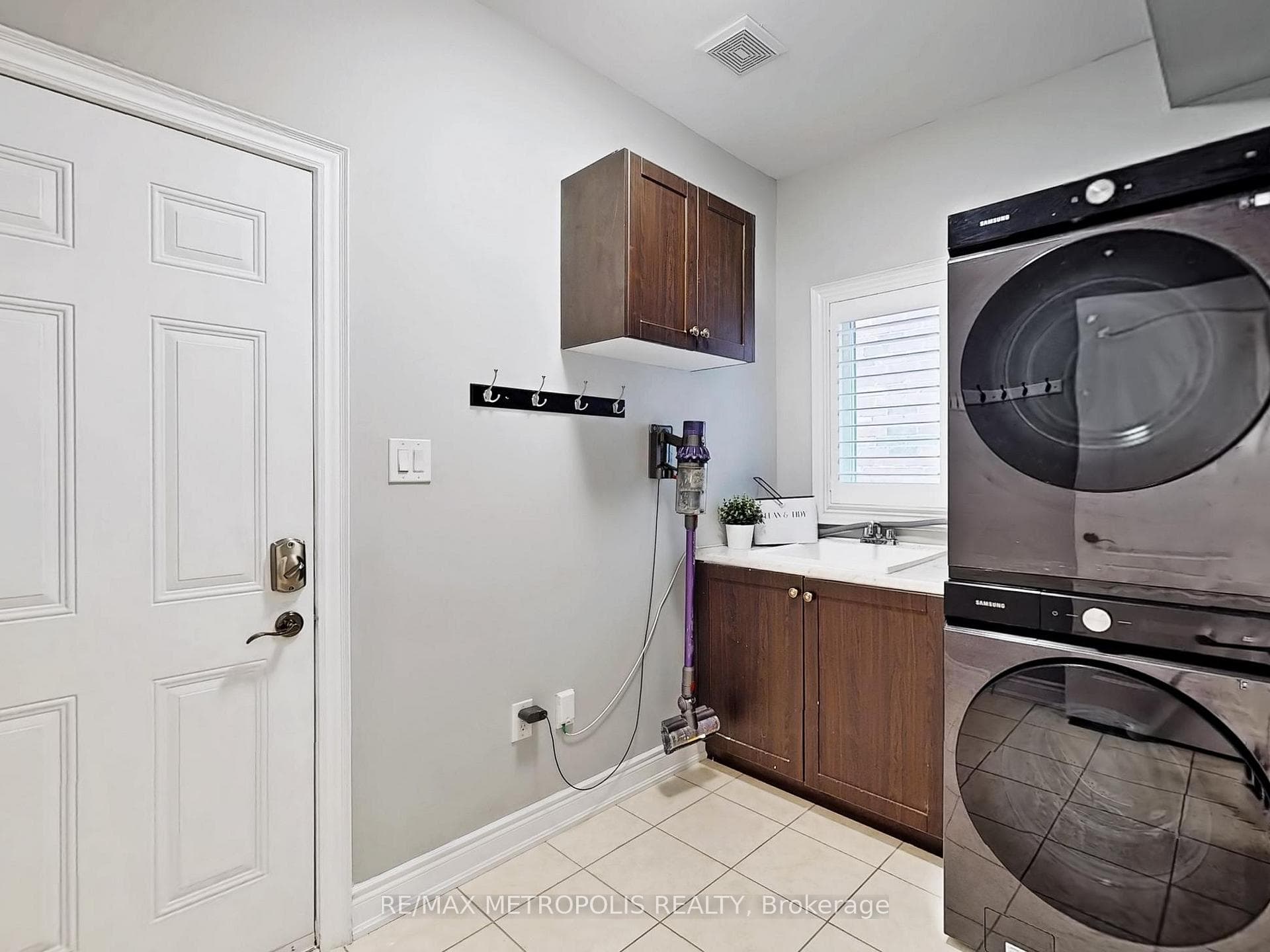 124 Milby Crescent, Bradford West Gwillimbury, ON L3Z 0X8, Bradford West Gwillimbury, ON — photo 4 of 28