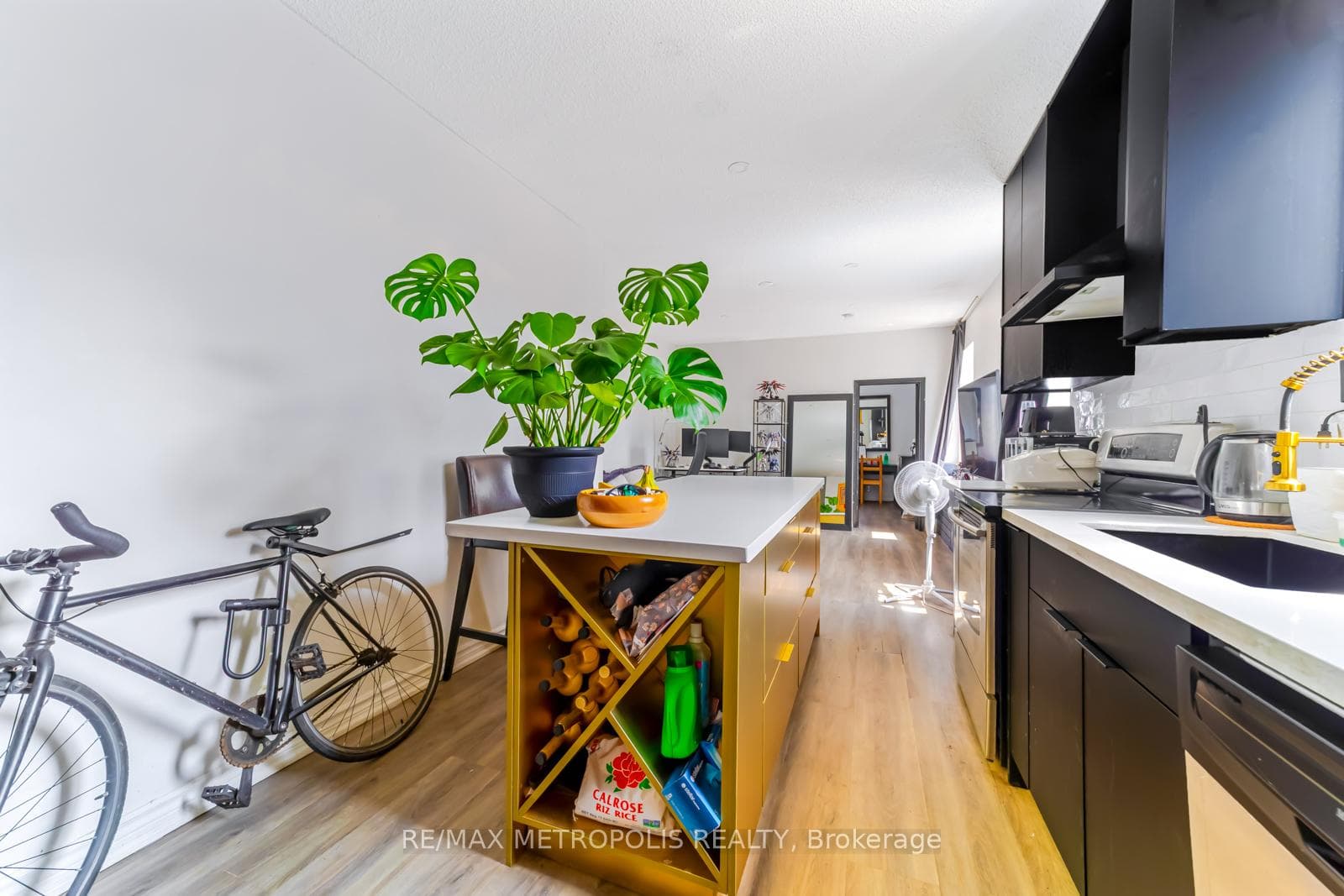 854 BATHURST Street, Toronto C02, ON M5R 3G3, Toronto C02, ON — photo 34 of 49