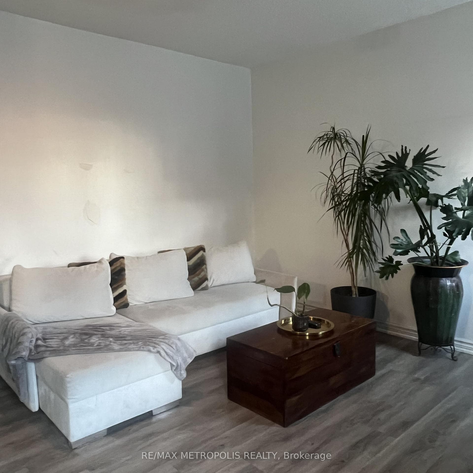 854 BATHURST Street, Toronto C02, ON M5R 3G3, Toronto C02, ON — photo 10 of 49